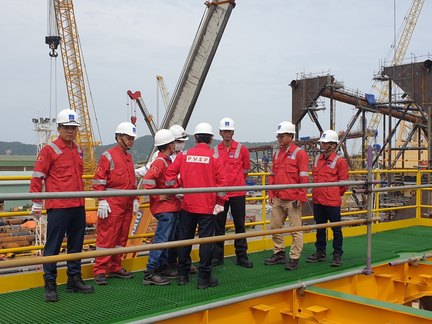Tổng Giám đốc PVEP Trần Hồng Nam kiểm tra tiến độ xây dựng giàn CTC-2 mỏ Cá Tầm