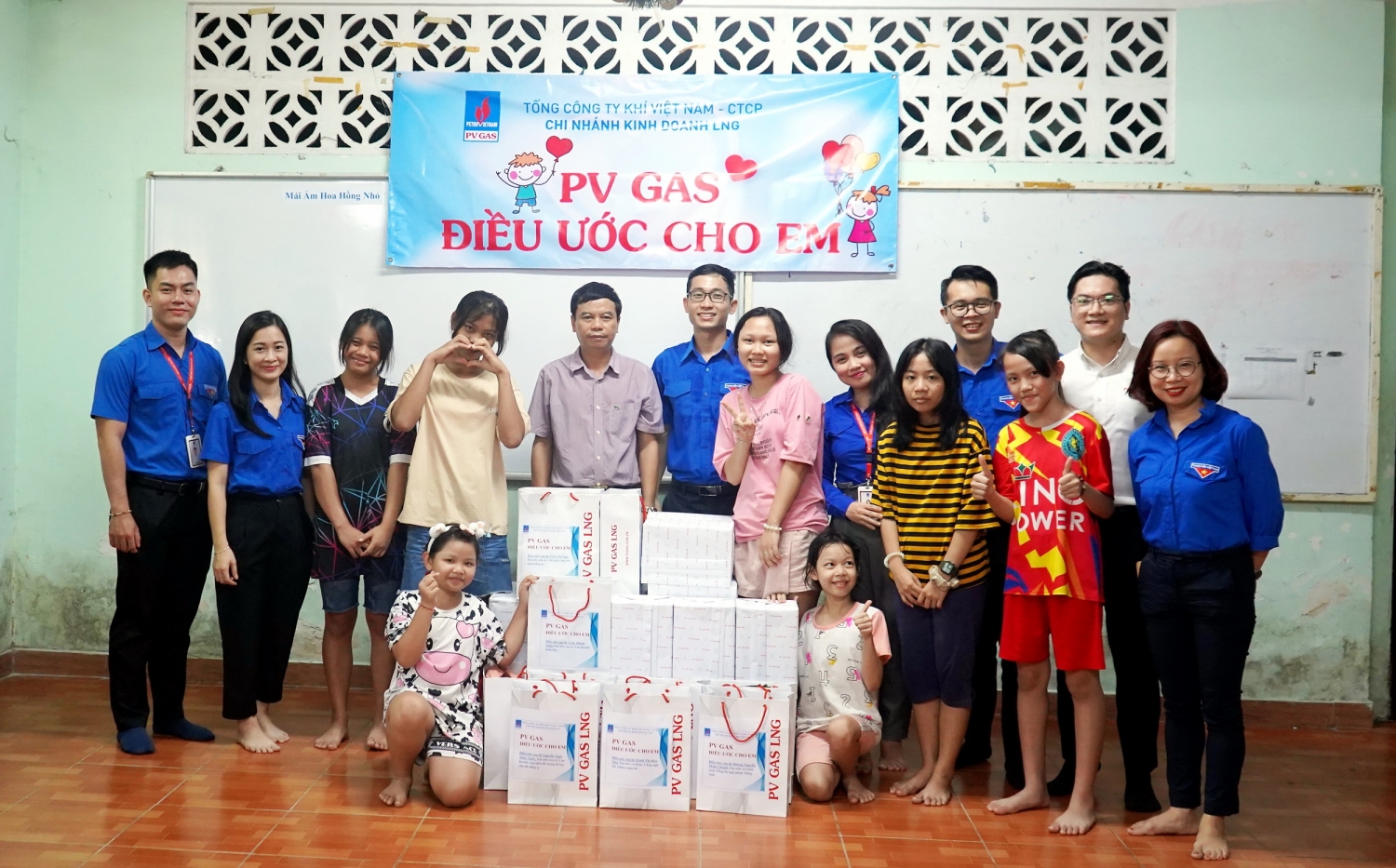 PV GAS LNG tới thăm và tặng quà Mái ấm Hoa Hồng Nhỏ