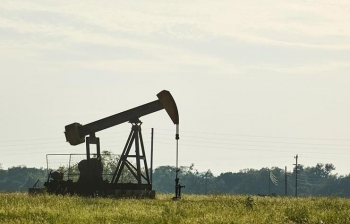 Giá dầu tăng vọt khi tồn kho dầu thô của Mỹ tăng