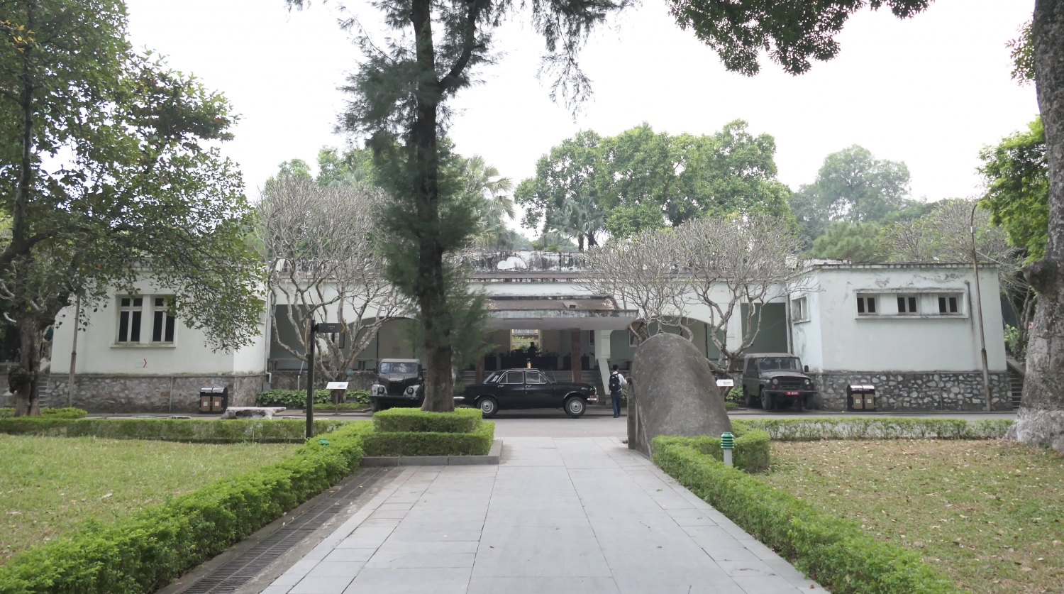 Nhà D67 được xây dựng năm 1967, ở phía Bắc nền Điện Kính Thiên. Toà nhà có kiến trúc hiện đại, tường bê tông dày 60cm. Từ năm 1967 đến tháng 4 năm 2004, Bộ Chính trị Đảng Cộng sản Việt Nam, Quân uỷ Trung ương đã tổ chức nhiều cuộc họp quan trọng, đề ra các quyết sách chiến lược chỉ đạo cuộc kháng chiến chống Mỹ cứu nước và sự nghiệp bảo vệ Tổ quốc Việt Nam, xã hội chủ nghĩa.