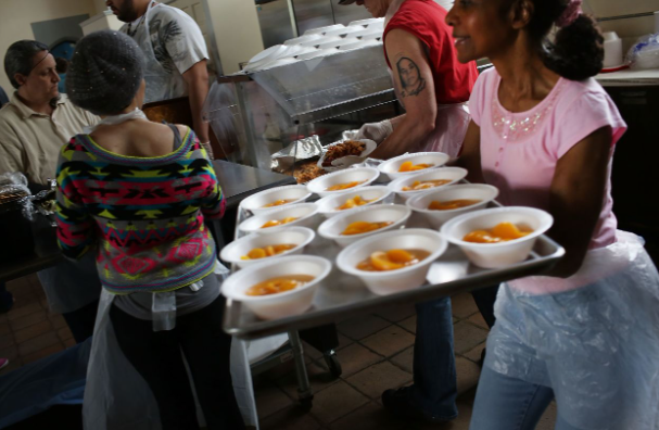 Tình nguyện phụ bếp tại một nhà ăn từ thiện.