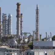 Lukoil bị ép duy trì hoạt động tại Ý