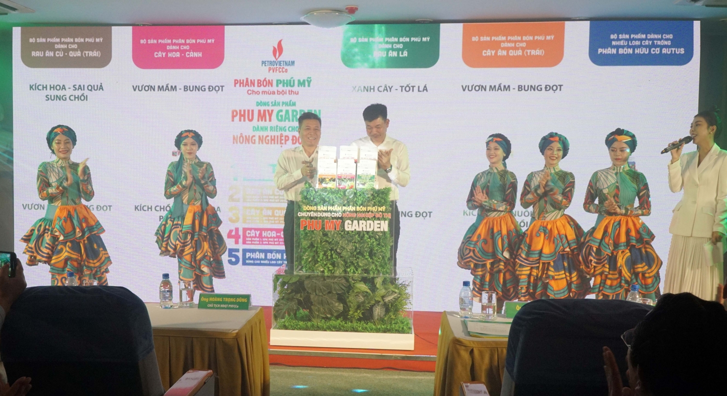 Ông Hoàng Trọng Dũng - Chủ tịch HĐQT PVFCCo và ông Lê Cự Tân - Tổng Giám đốc PVFCCo thực hiện nghi thức ra mắt dòng sản phẩm nông nghiệp đô thị của Tổng công ty