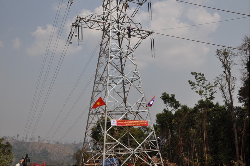 Việt Nam và Lào nên kết nối lưới điện quốc gia