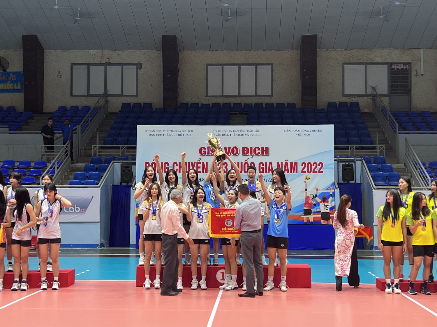 Đội bóng chuyền nữ VietinBank xuất sắc bảo vệ thành công ngôi vô địch giải vô địch bóng chuyền U23 Quốc gia