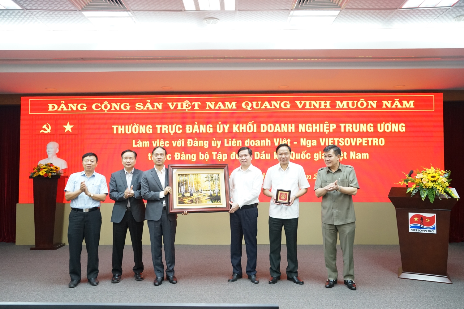 [PetroTimesMedia] Thường trực Đảng ủy Khối Doanh nghiệp Trung ương làm việc với Đảng ủy Liên doanh Việt - Nga Vietsovpetro