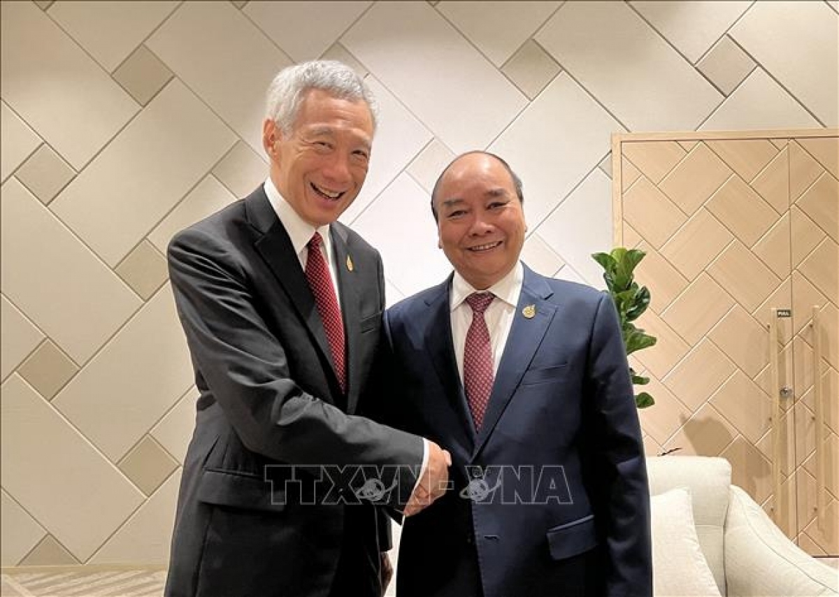 Chủ tịch nước Nguyễn Xuân Phúc gặp Thủ tướng Singapore Lý Hiển Long. Ảnh: TTXVN.