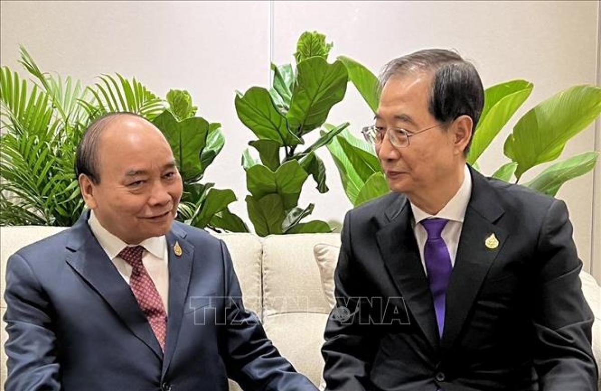 Chủ tịch nước Nguyễn Xuân Phúc gặp Thủ tướng Hàn Quốc Han Duck Soo. Ảnh: TTXVN.