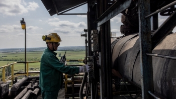 Ukraine tăng phí vận chuyển dầu của Nga tới EU