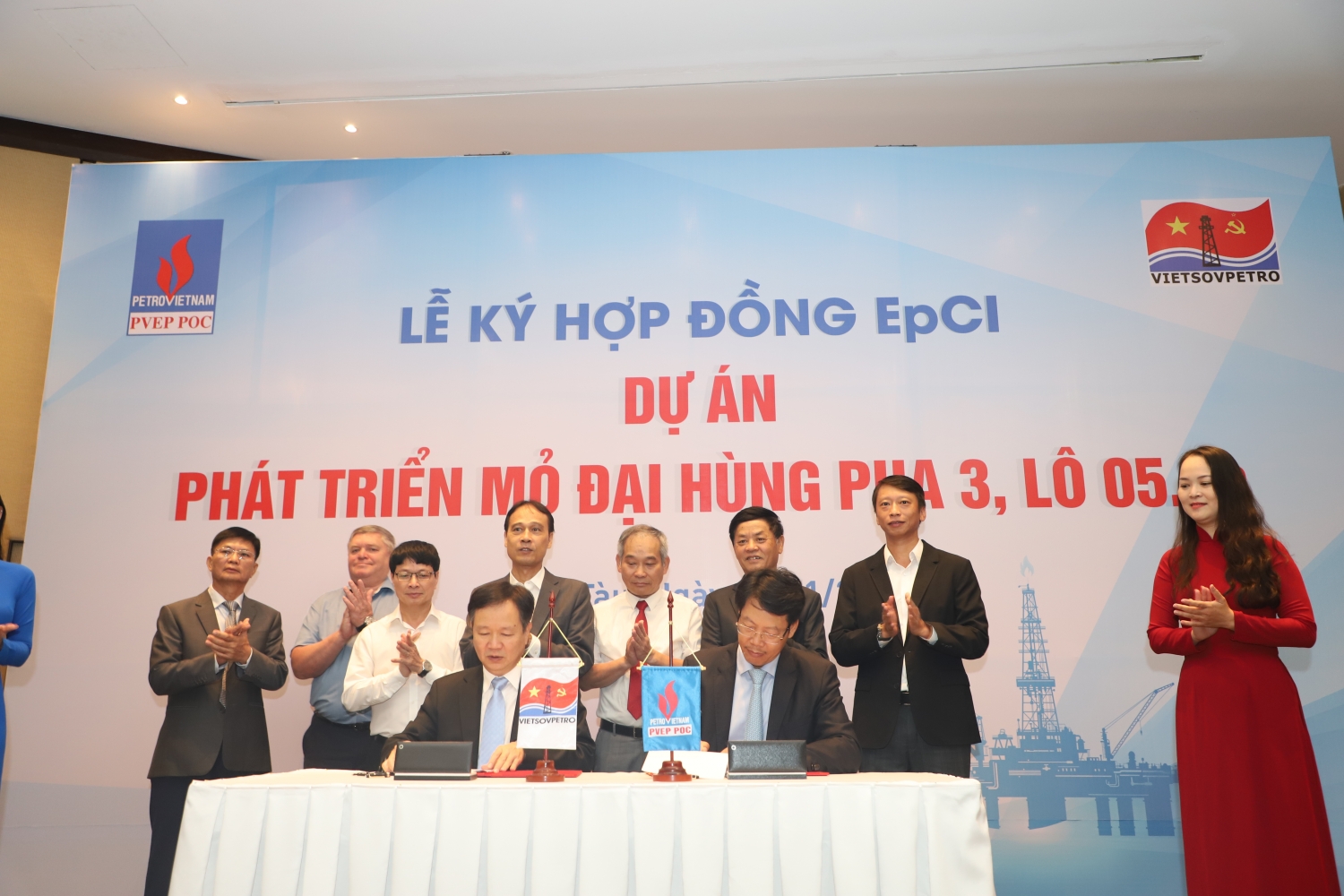 Ông Lê Đức Tuệ - Giám đốc PVEP POC và ông Vũ Mai Khanh - Thừa ủy quyền Tổng Giám đốc Vietsovpetro ký kết hợp đồng EPCI Dự án phát triển Mỏ Đại Hùng Pha 3, lô 05.1a