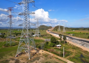 Truyền tải điện Bình Thuận hoàn thành di dời thêm 3 điểm giao chéo lưới điện 500kV với dự án đường cao tốc Bắc - Nam