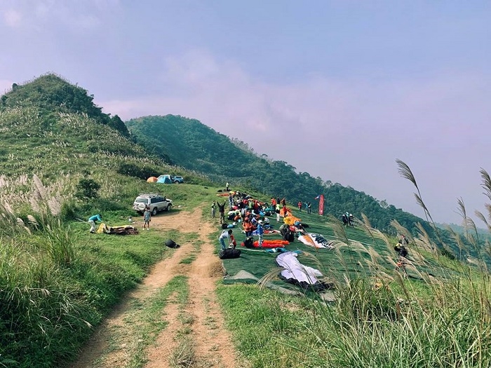 Trải nghiệm đồi Bù, cắm trại bay dù lượn đầy thú vị tại Hà Nội