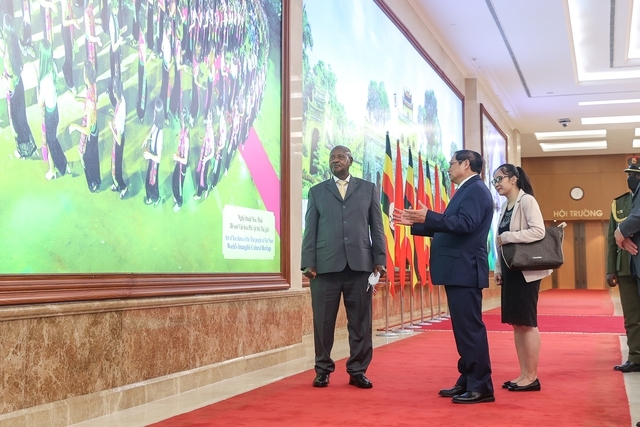 Thủ tướng Phạm Minh Chính giới thiệu với Tổng thống Yoweri Kaguta Museveni về Nghệ thuật xòe Thái - Di sản văn hóa phi vật thể thế giới - Ảnh: VGP/Nhật Bắc