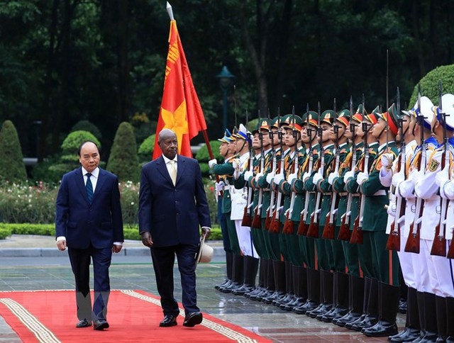 Chủ tịch nước Nguyễn Xuân Phúc và Tổng thống Uganda Yoweri Kaguta Museve duyệt Đội danh dự Quân đội nhân dân Việt Nam - Ảnh: TTXVN