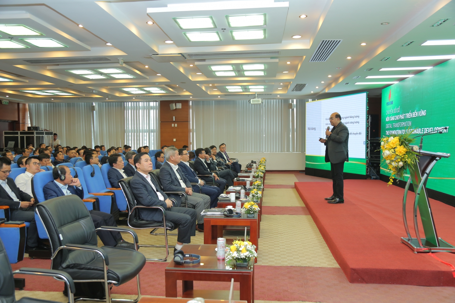 Ông Manish PraKash, Giám đốc khối khách hàng Chính phủ và Doanh nghiệp nhà nước Microsoft Châu Á- Thái Bình Dương trình bày tham luận tại Hội thảo