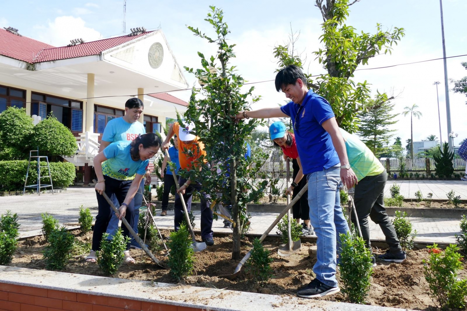 BSR bàn giao và trồng cây xanh tại Trà Bồng