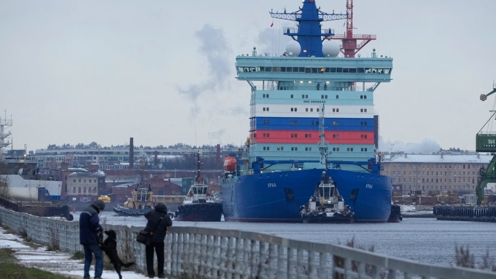 Nga hạ thủy tàu phá băng để xuất khẩu dầu khí, né lệnh trừng phạt của EU