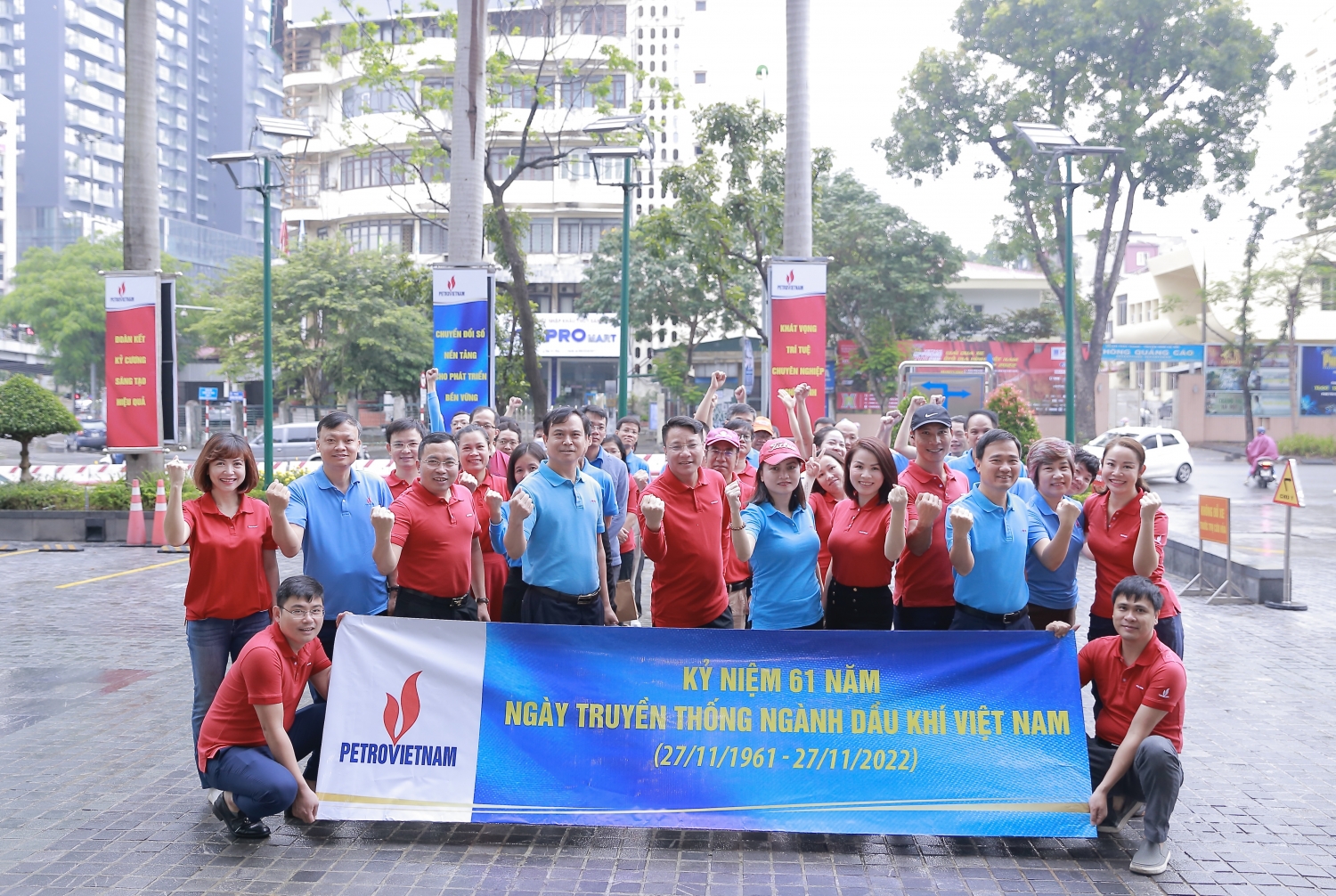 Cán bộ công nhân viên Tập đoàn Dầu khí Việt Nam (petrovietnam) hưởng ứng hoạt động chạy bộ.