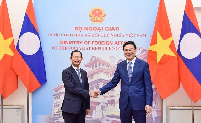 Thứ trưởng Bộ Ngoại giao Phạm Quang Hiệu (phải) và Thứ trưởng Ngoại giao Lào Phoxay Khaykhamphithoune - Ảnh: BNG