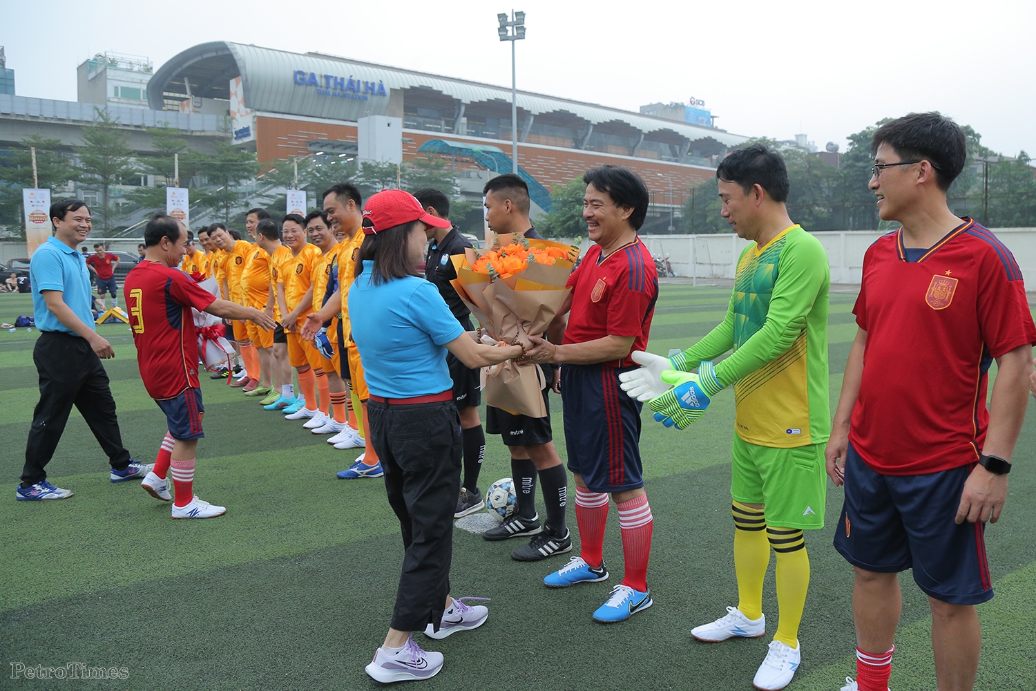 Lãnh đạo Tập đoàn và các đơn vị thành viên giao hữu bóng đá nhân kỷ niệm Ngày truyền thống ngành Dầu khí Việt Nam