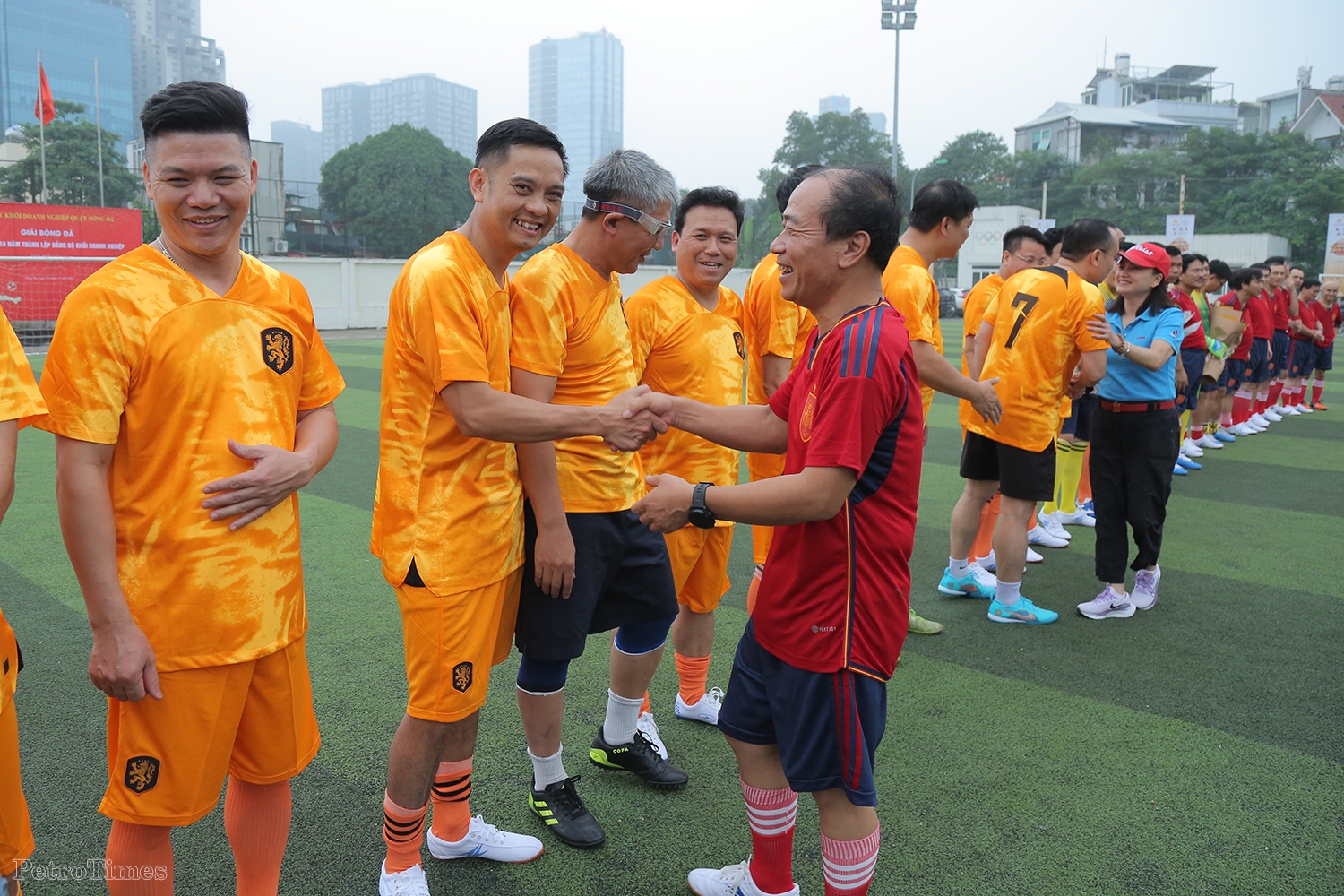 Lãnh đạo Tập đoàn và các đơn vị thành viên giao hữu bóng đá nhân kỷ niệm Ngày truyền thống ngành Dầu khí Việt Nam