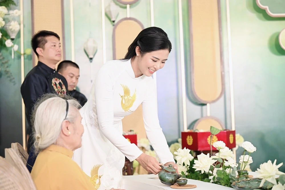 Hoa hậu Ngọc Hân diện áo dài thanh lịch trong ngày ăn hỏi