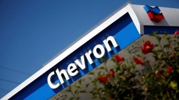 Mỹ nới lỏng trừng phạt, cho phép Chevron bơm dầu ở Venezuela