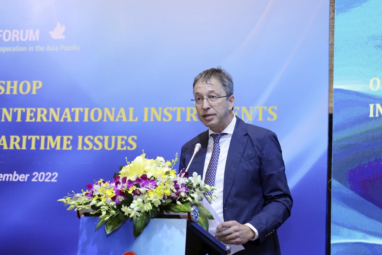 Ông Thomas Wiersing, Phó Trưởng Phái đoàn Liên minh châu Âu tại Việt Nam phát biểu tại Hội thảo. (Ảnh: Quang Hòa)