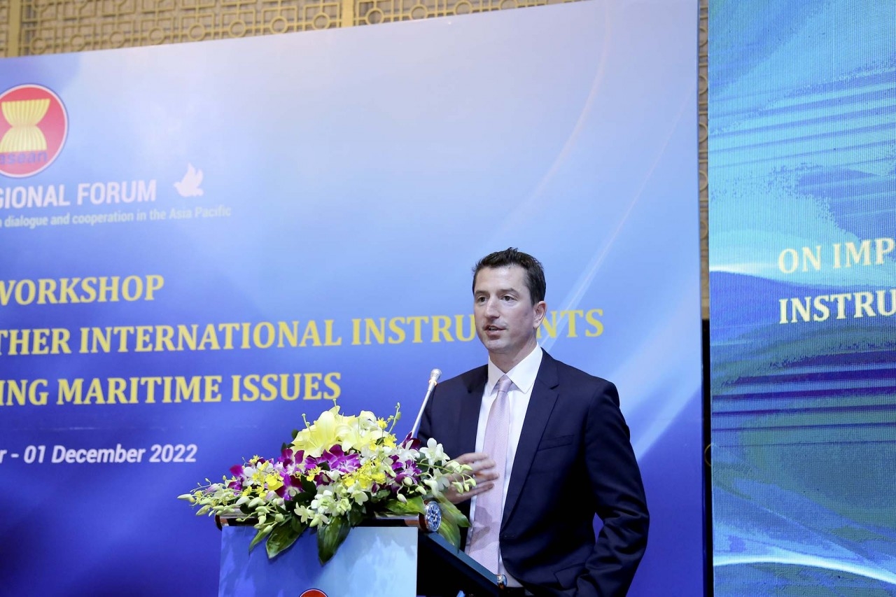 Ông Mark Tattersall, Đại biện lâm thời, Đại sứ quán Australia tại Hà Nội phát biểu tại Hội thảo. (Ảnh: Quang Hòa)