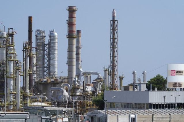 Italia xin EU hoãn trừng phạt với nhà máy lọc dầu Lukoil