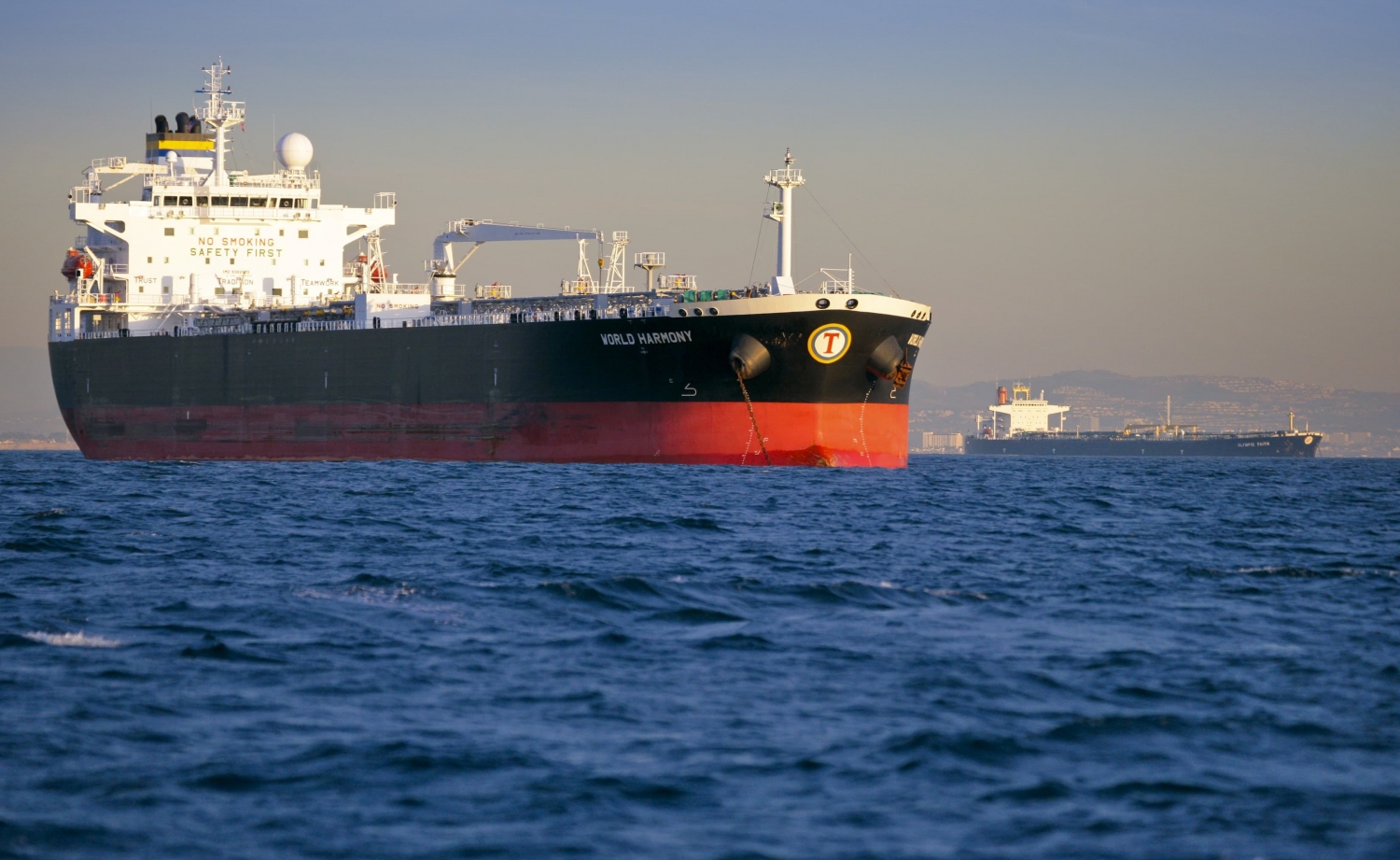 Các lô hàng dầu xuất khẩu bằng đường biển của Nga sang châu Âu đang giảm nhanh chóng