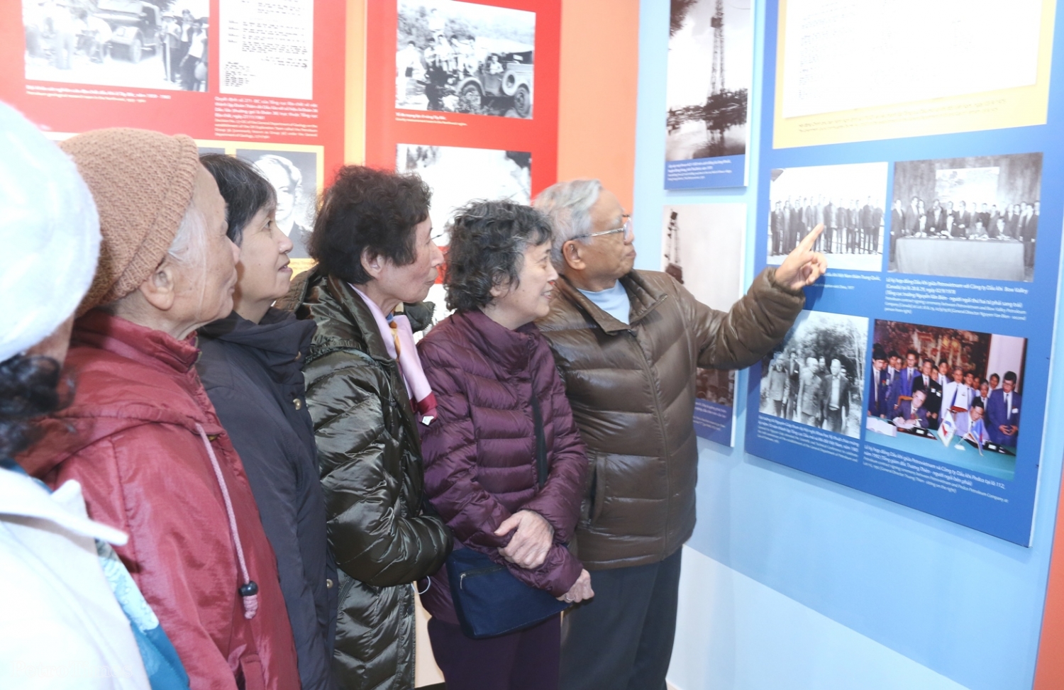 Cán bộ hưu trí Ban Dầu mỏ Khí đốt thăm Khu lưu niệm Công trình khai thác dầu khí đầu tiên tại Việt Nam
