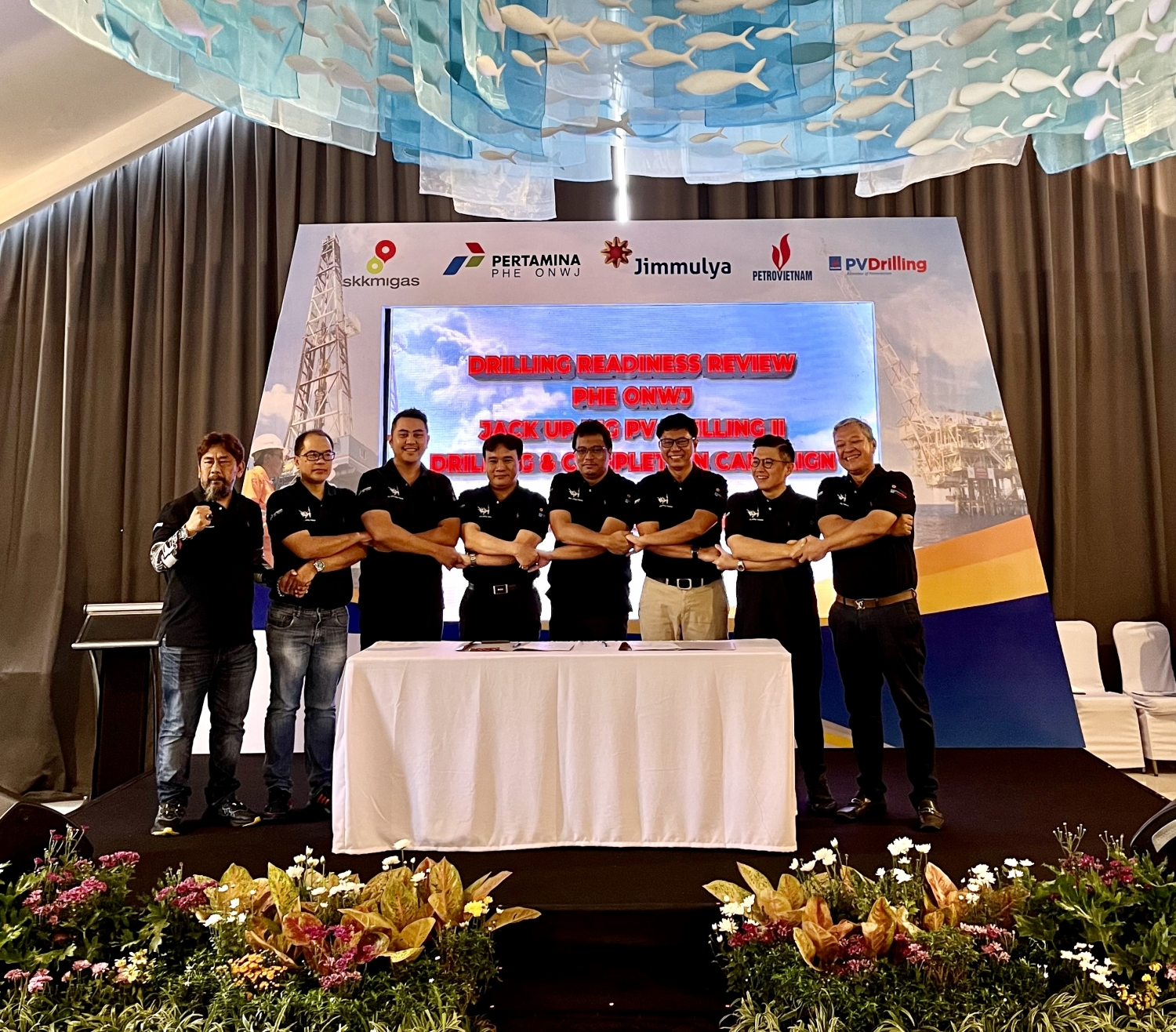 Tổng giám đốc PV Drilling Nguyễn Xuân Cường, đối tác PT Jimmulya cùng Ban lãnh đạo PHE ONWJ ký Biên bản đồng thuận cho giàn PV DRILLING II tiến hành cập vào giàn đầu giếng.