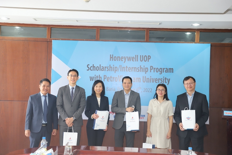 Honeywell UOP trao đổi hợp tác với PVU và trao tặng học bổng cho 3 sinh viên PVU xuất sắc