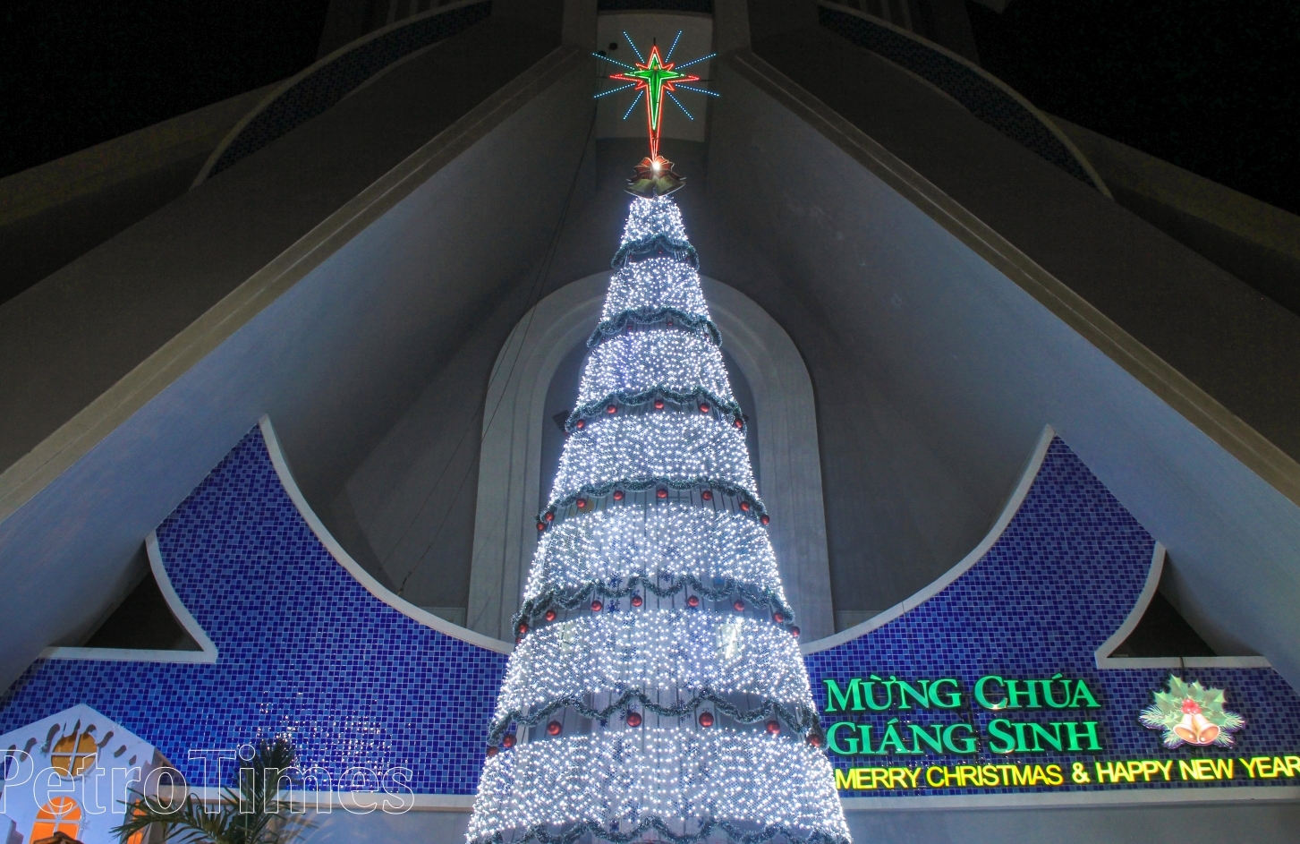 Sắc màu Giáng sinh rực rỡ khắp phố phường Đà Nẵng