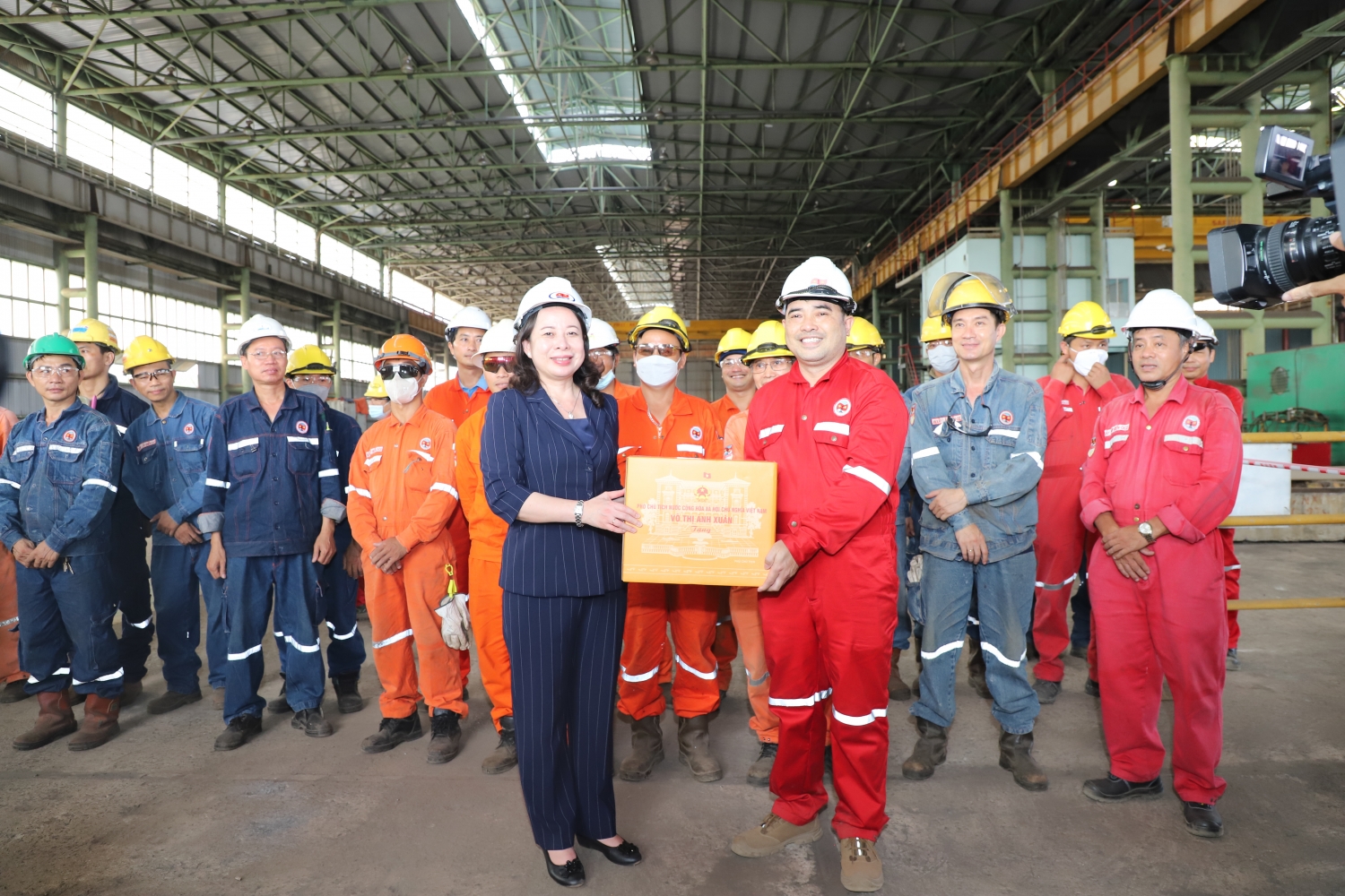 Phó Chủ tịch nước Võ Thị Ánh Xuân thăm, động viên và tặng quà người lao động Dầu khí xưởng sản xuất Xí nghiệp Xây lắp, Khảo sát và Sửa chữa các công trình khai thác dầu khí