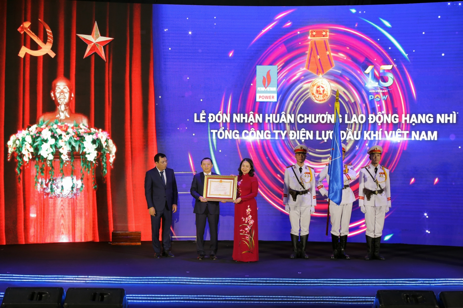 Thừa ủy quyền của Chủ tịch nước, Phó Chủ tịch nước Võ Thị Ánh Xuân trao Huân chương Lao động Hạng Nhì cho PV Power