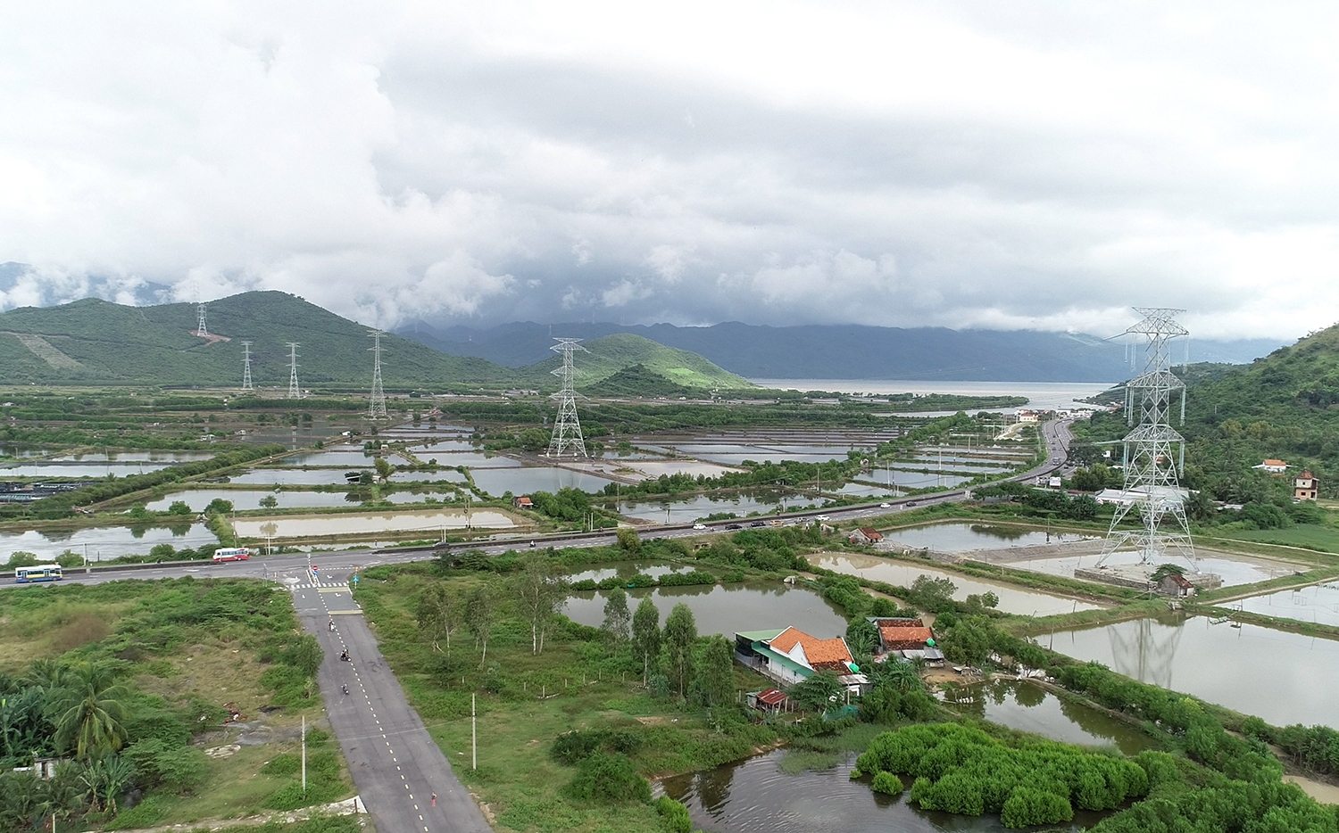 Hoàn thành vượt tiến độ Dự án đường dây 500kV Vân Phong - Vĩnh Tân và đường dây 500kV đấu nối vào TBA 500kV Thuận Nam