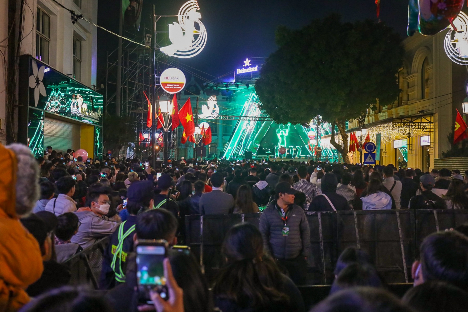 Hà Nội: Người dân chào đón năm mới 2023 trong không khí sôi động