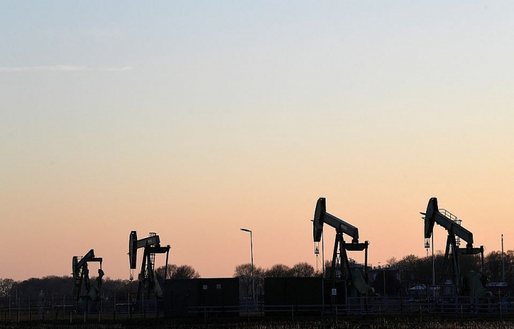 Giá dầu trượt dốc do lo ngại từ Trung Quốc