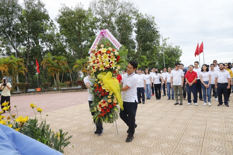 Đảng bộ Trường Đại học Dầu khí Việt Nam tổ chức giáo dục truyền thống lịch sử tại Di tích chiến thắng La Ngà