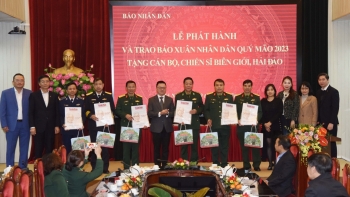 PVTrans phối hợp với Báo Nhân Dân trao tặng 1.000 tờ báo Xuân cho cán bộ, chiến sĩ biên giới, hải đảo