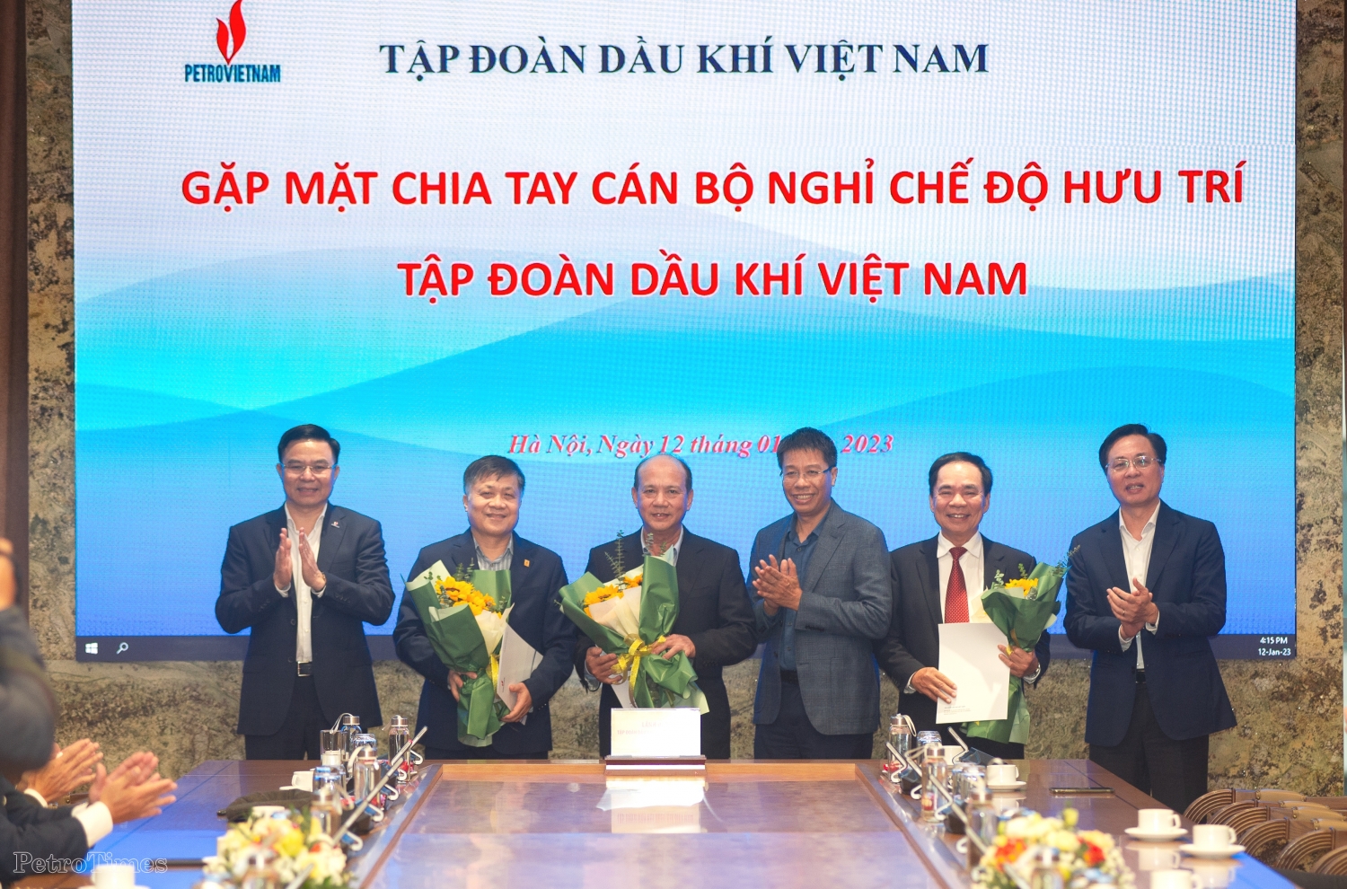 Petrovietnam trao sổ hưu cho các cán bộ, chuyên viên Cơ quan Tập đoàn