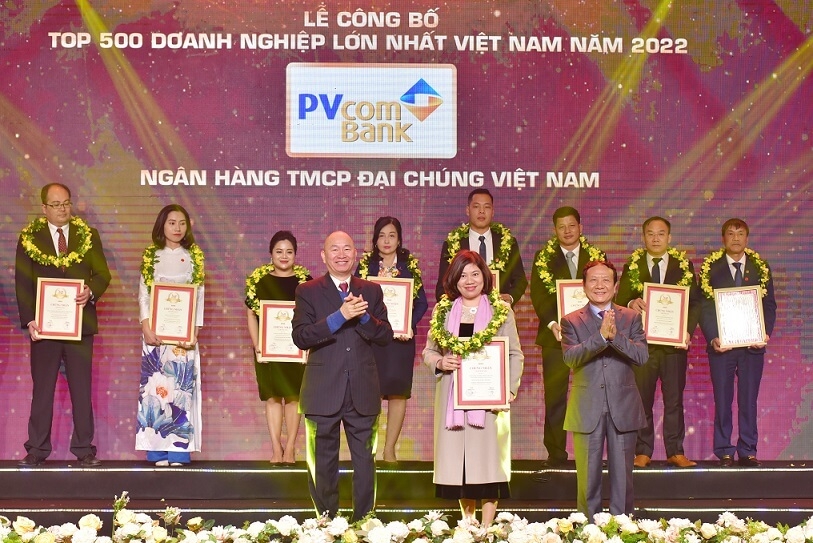 VcomBank nhận chứng nhận Top 500 Doanh nghiệp lớn nhất Việt Nam năm 2022