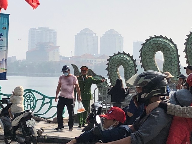 Hà Nội: Vận động người dân không thả cá xuống hồ Tây