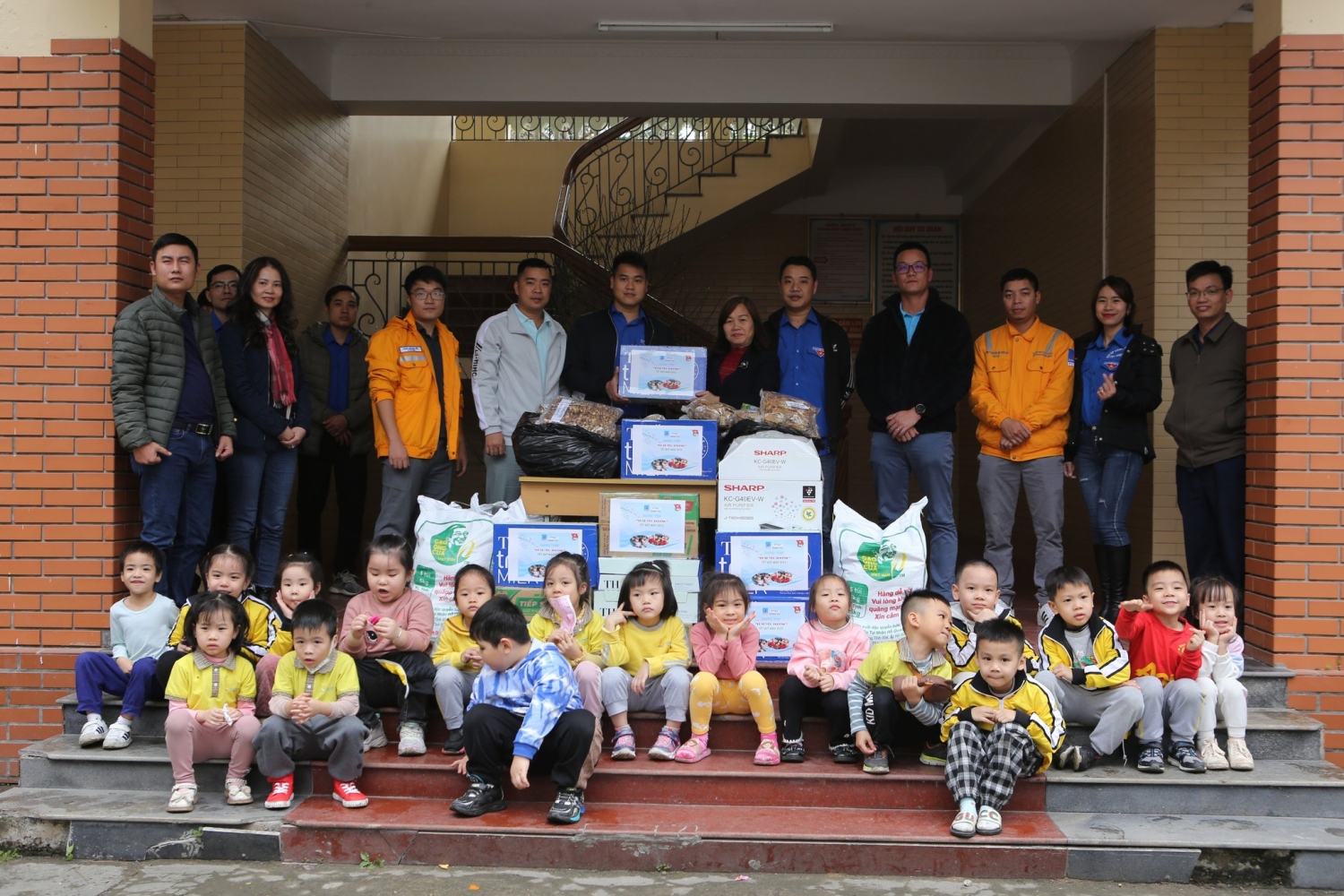 Đoàn Thanh niên PTSC Đình Vũ tặng quà Tết cho trẻ em Làng trẻ Hoa Phượng