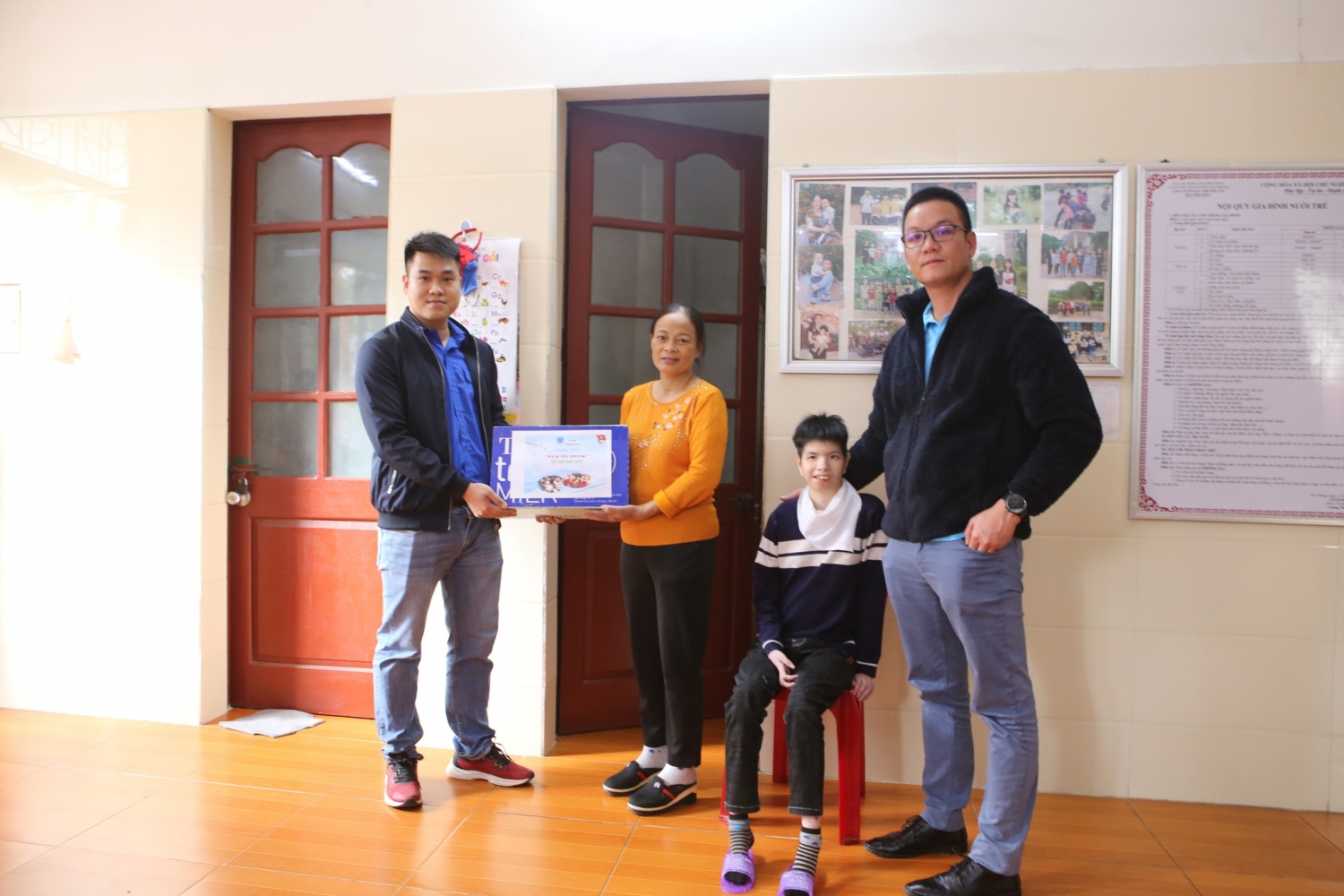 Đoàn Thanh niên PTSC Đình Vũ tặng quà Tết cho trẻ em Làng trẻ Hoa Phượng