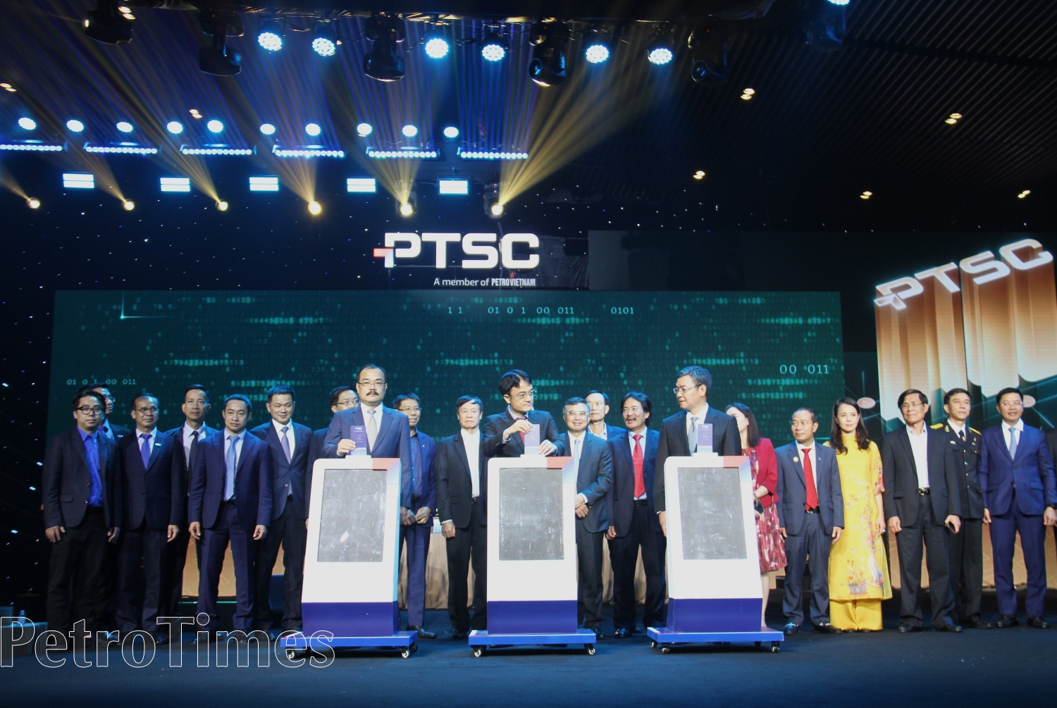 Ban lãnh đạo PTSC thực hiện nghi thức ký thông điệp cam kết hành động của Tổng công ty năm 2023, trước sự chứng kiến của các đại biểu khách mời