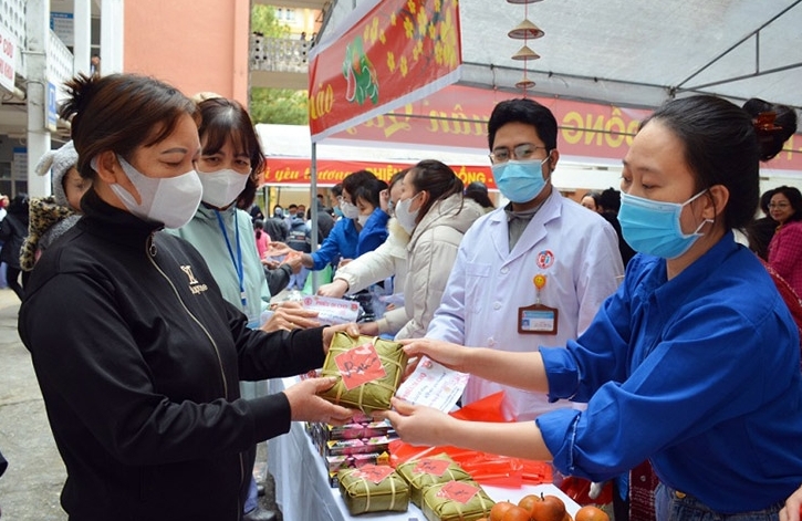 Quảng Ninh: Ấm áp những "Chợ Tết 0 đồng"