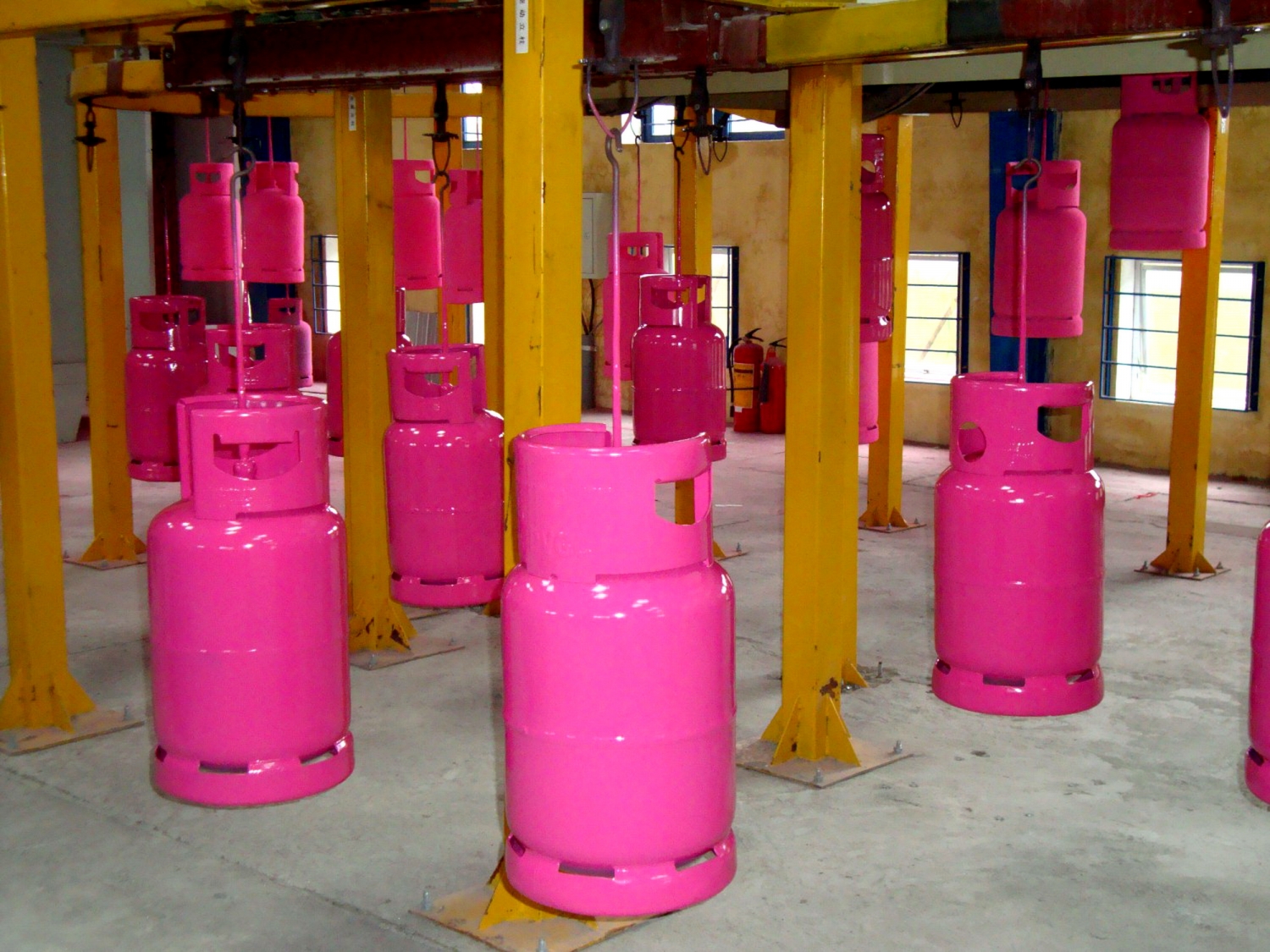 Bình gas hồng được kiểm tra và làm mới tại Trung tâm sơn sửa kiểm định bình gas của PV GAS LPG tại Đà Nẵng